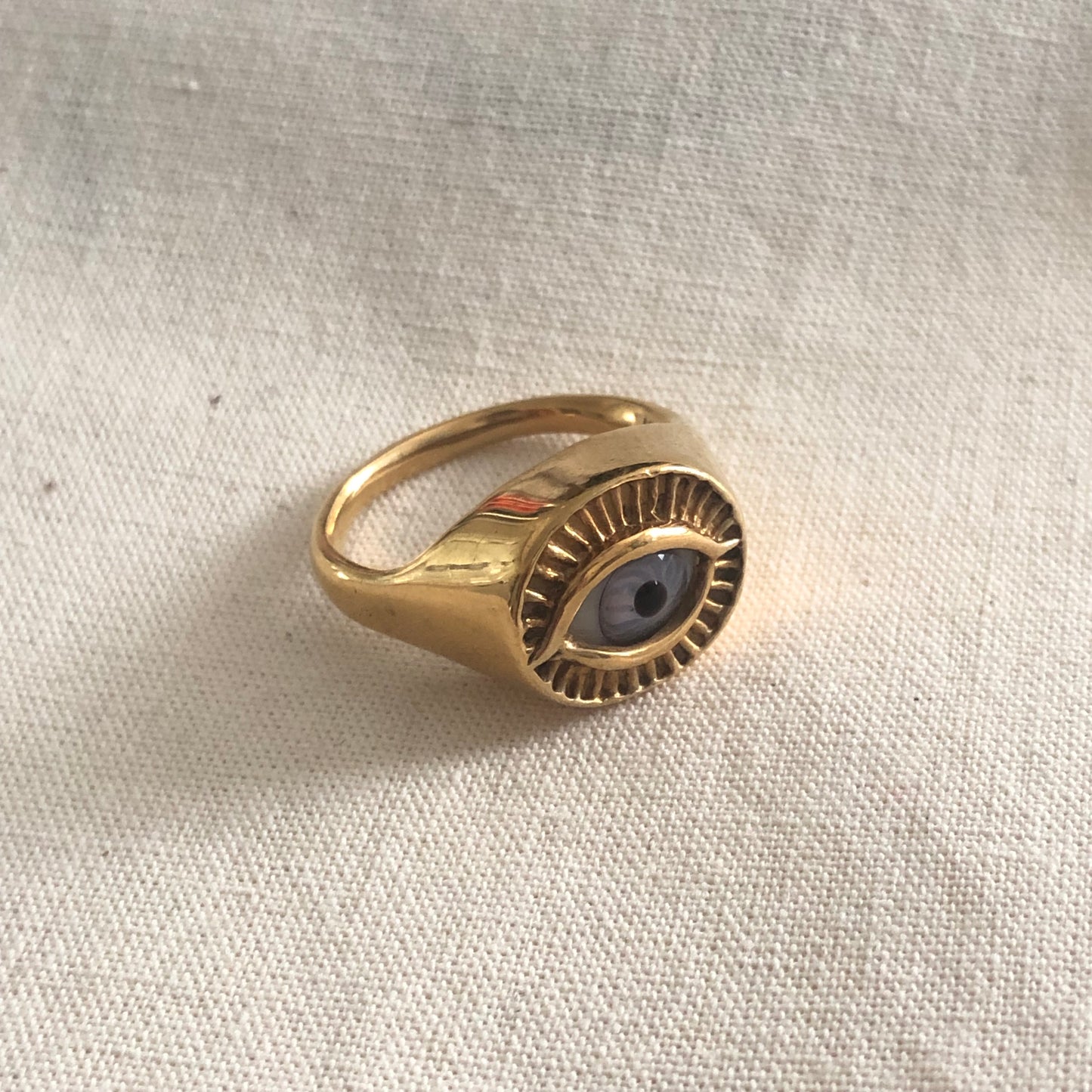 Anillo ojo dorado